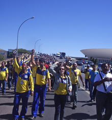 Trabalhadores dos Correios rejeitam proposta rebaixada e seguem em greve
